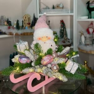 Pinker Wichtel auf Schlitten. Ein Highlight zur Weihnachtszeit!